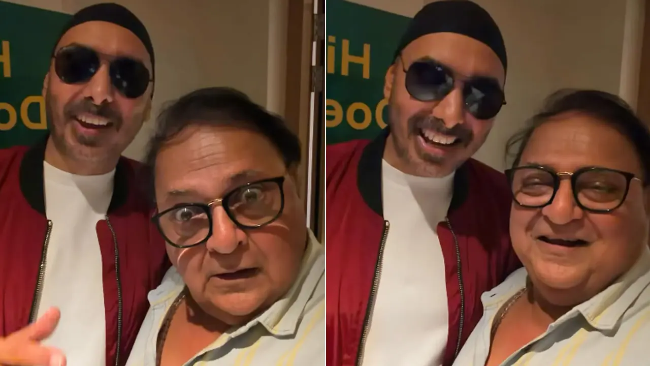 Rakesh Bedi bumps into Sukhbir in Goa; latter greets him with ‘Dhurandhar’ iconic ‘Baccha Hai Tu Mera’ dialogue Sukhbir and Rakesh Bedi. Pic/Rakesh's Instagram