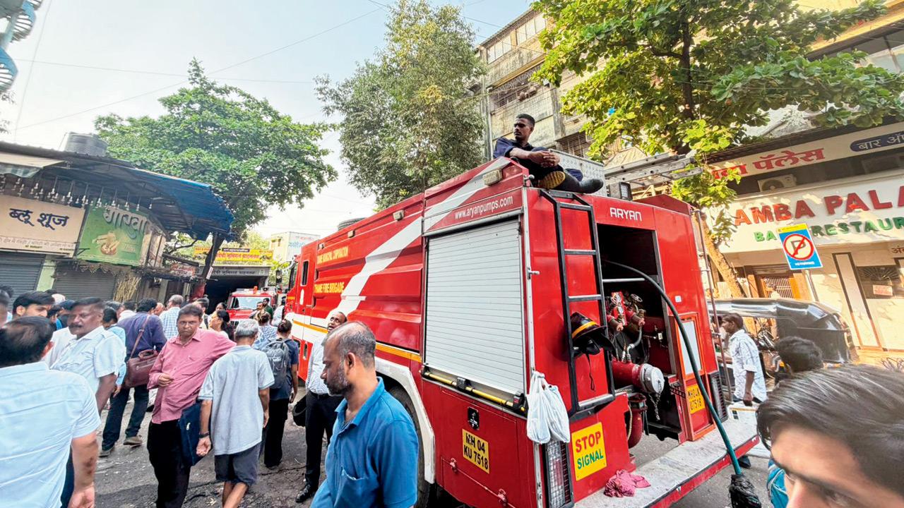 Night that turned Thane market into ashes: Two dead, 155 shops gutted Firefighters at the site during the operation. PICS/ANUSHREE GAIKWAD