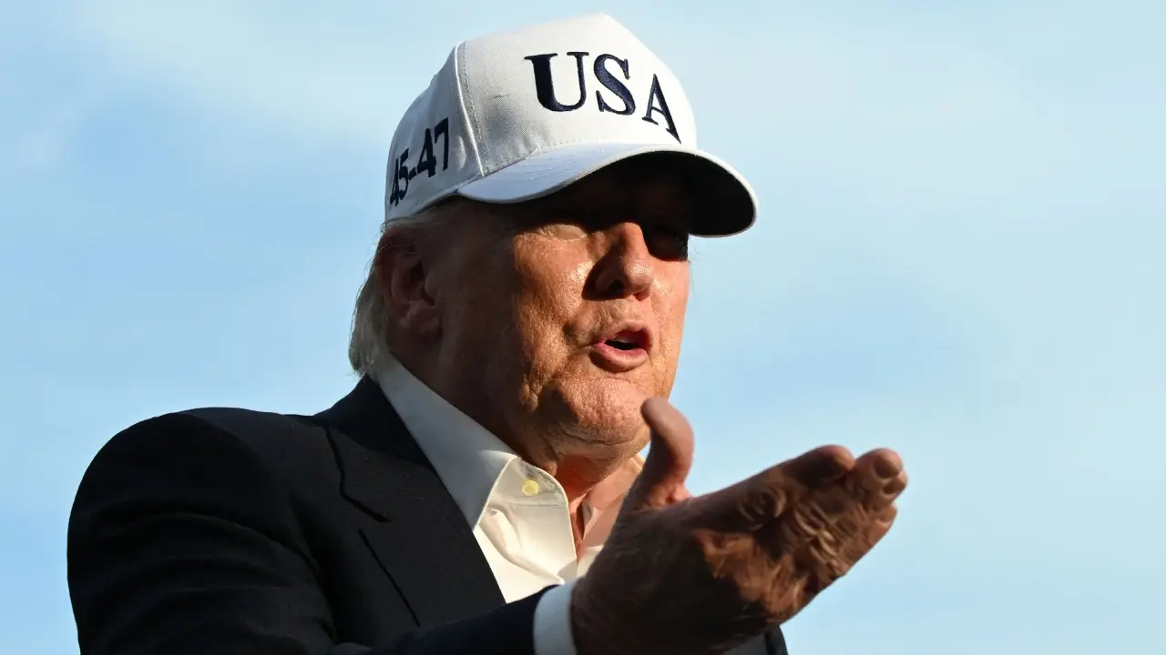 The US President made a brief refuelling stop in Anchorage, Alaska, before returning.