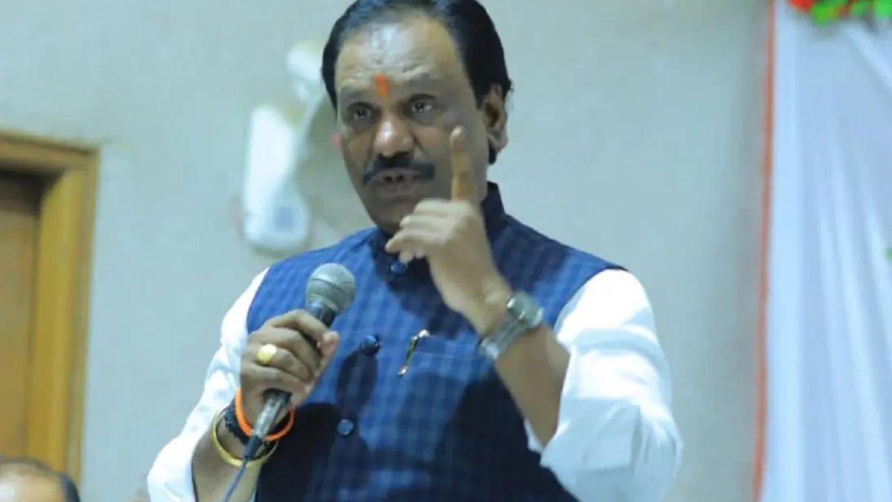 Sena (UBT) stages protest on Samruddhi Expressway demanding better onion prices