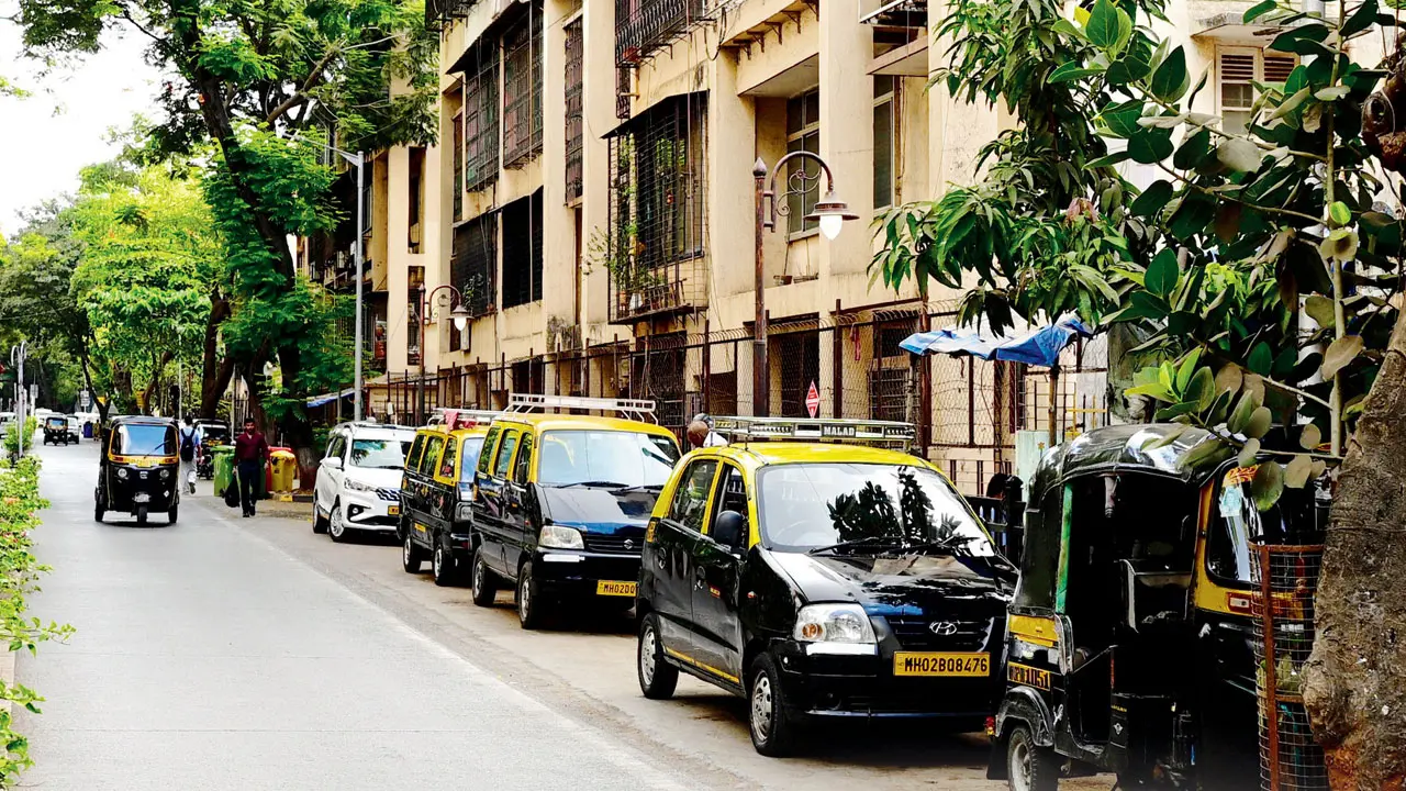 Siesta on wheels: Autos turn Vile Parle bylanes into a resting bay Taxis and autorickshaws parked outside residential buildings in Vile Parle East. Pics/Rane Ashish