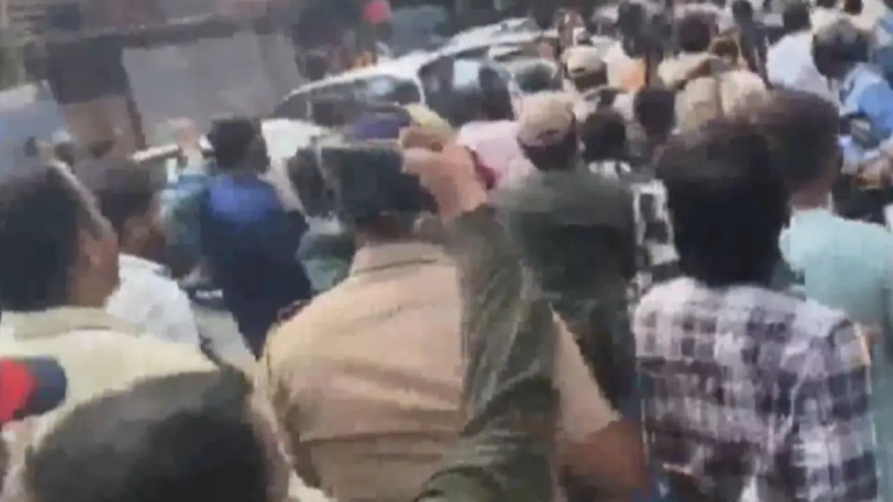 Mumbai: Clash erupts at Mira Road society over goats brought for Eid sacrifice, heavy police deployed Clashes erupt in Mira-Road amid 'Bakra-eid Qurbani' (Pic/Screengrab from X)