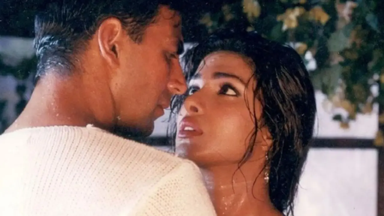 Akshay Kumar – Barsaat
Akshay Kumar was attached to the romantic drama before Bobby Deol eventually came onboard opposite Priyanka Chopra. Akshay Kumar – Barsaat
Akshay Kumar was attached to the romantic drama before Bobby Deol eventually came onboard opposite Priyanka Chopra.