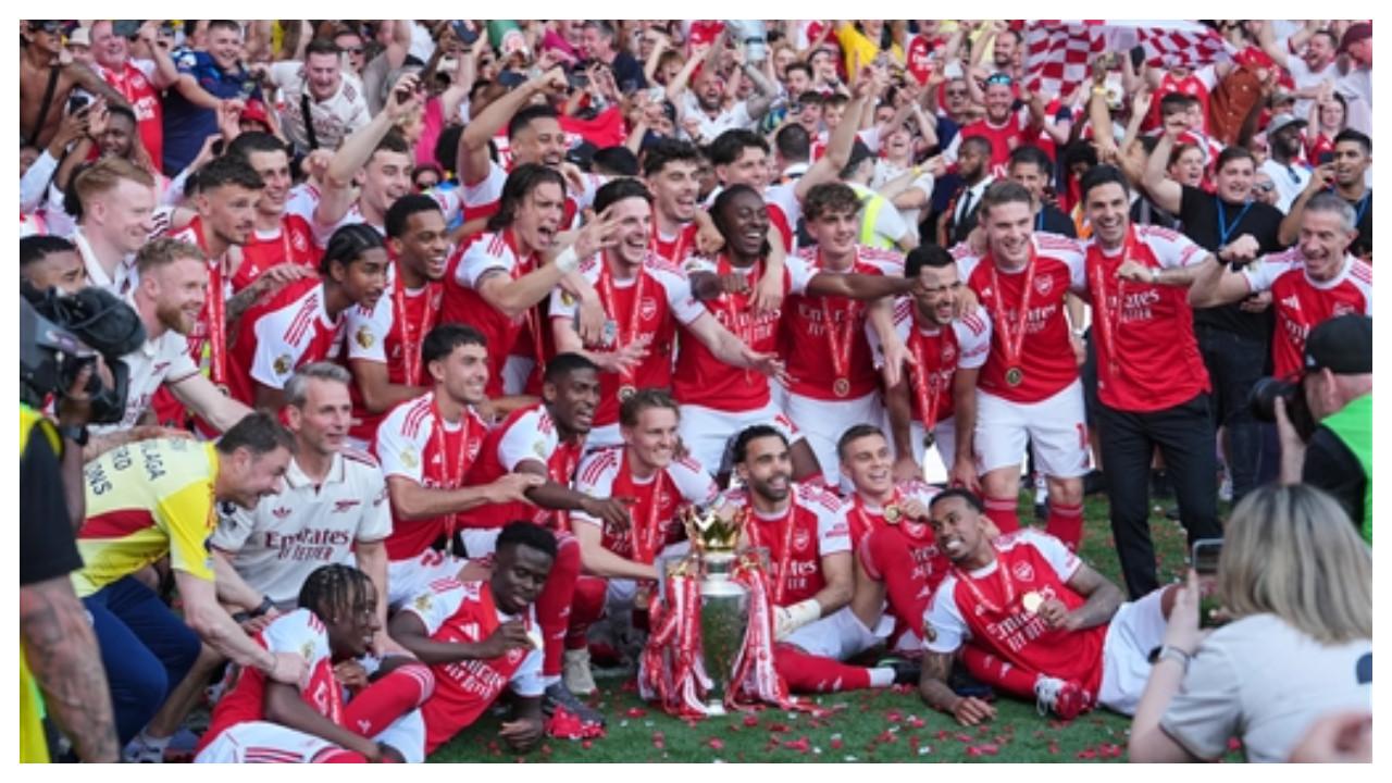 Arsenal players with the Premier League trophy (Pic: AP)