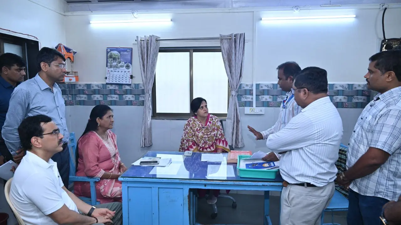 BMC chief conducts surprise inspection of Mumbai’s century-old pest control depot BMC chief directs swift action on citizen complaints during surprise Fort visit. Pic via BMC
