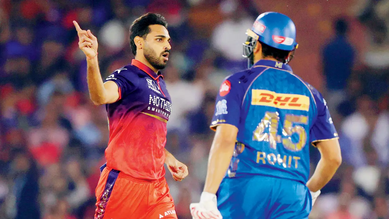 RCB pacer Bhuvneshwar Kumar (left) celebrates the wicket of  MI opener Rohit Sharma in Raipur on Sunday. Pic/IPL