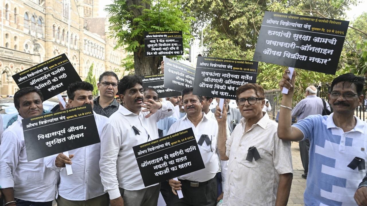 Chemists and wholesalers from Mumbai, Navi Mumbai, Thane, Palghar and Raigad gathered at Azad Maidan to press for their demands against online medicine platforms and what they described as regulatory disparity between retail chemists and e-pharmacies Chemists and wholesalers from Mumbai, Navi Mumbai, Thane, Palghar and Raigad gathered at Azad Maidan to press for their demands against online medicine platforms and what they described as regulatory disparity between retail chemists and e-pharmacies