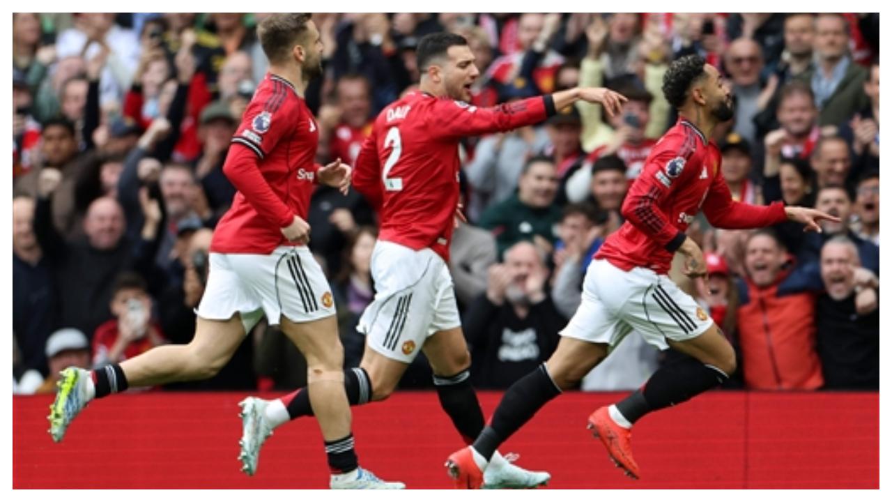 Manchester United started off with a bang, scoring twice in the first 15 minutes. Mattheus Cunha opened the scoring from a corner before Benjamin Sesko doubled the lead as United finished the first half leading 2-0.