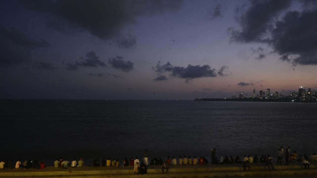 Earlier in the day, the scorching weather kept many people indoors during the afternoon, resulting in lighter crowds along Marine Drive, Chowpatty and other popular waterfront locations Earlier in the day, the scorching weather kept many people indoors during the afternoon, resulting in lighter crowds along Marine Drive, Chowpatty and other popular waterfront locations