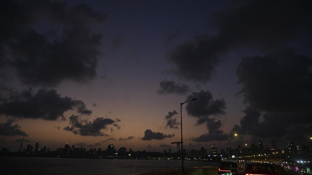 Mumbai on Sunday morning witnessed pre-monsoon showers Mumbai on Sunday morning witnessed pre-monsoon showers