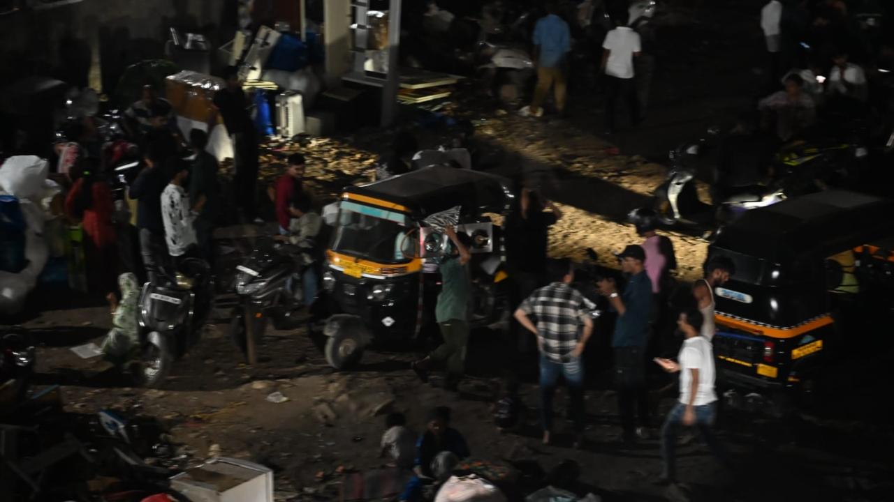 Earlier this month, the Bombay High Court had reportedly permitted Western Railway to continue its demolition drive against unauthorised structures in the Garib Nagar slum area near Bandra railway station. However, the court had directed authorities to protect the rights of slum dwellers declared eligible under surveys conducted in August 2021 Earlier this month, the Bombay High Court had reportedly permitted Western Railway to continue its demolition drive against unauthorised structures in the Garib Nagar slum area near Bandra railway station. However, the court had directed authorities to protect the rights of slum dwellers declared eligible under surveys conducted in August 2021
