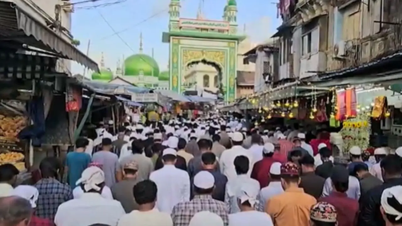 Mumbai observes peaceful Eid al-Adha prayers amid tight security A large turnout of devotees was also seen during Eid al-Adha prayers at Mahim Dargah. Pic/ Screengrab