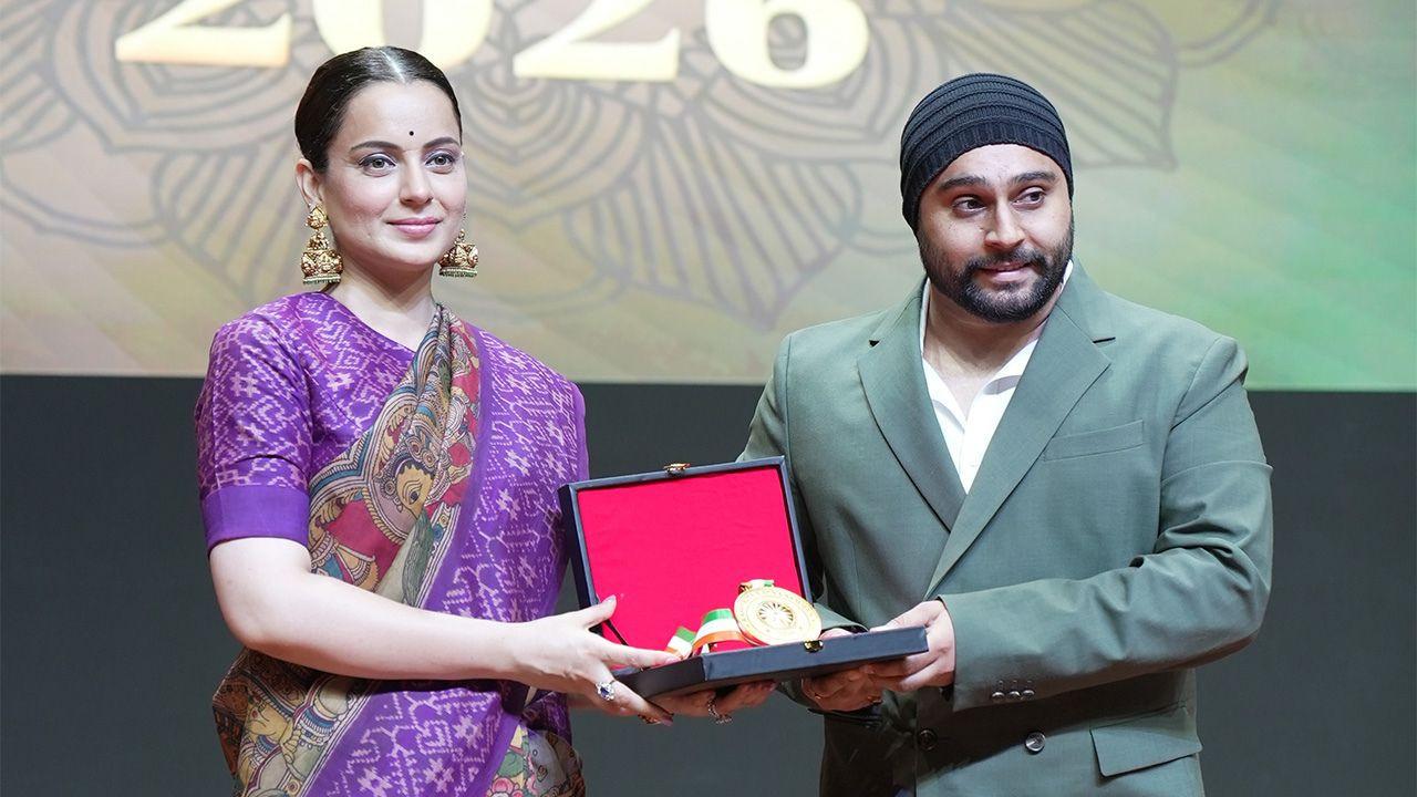 Mr. Puneet Pal Singh, MD of SRM Contractors Limited, accepts the award from Ms. Kangana Ranaut.