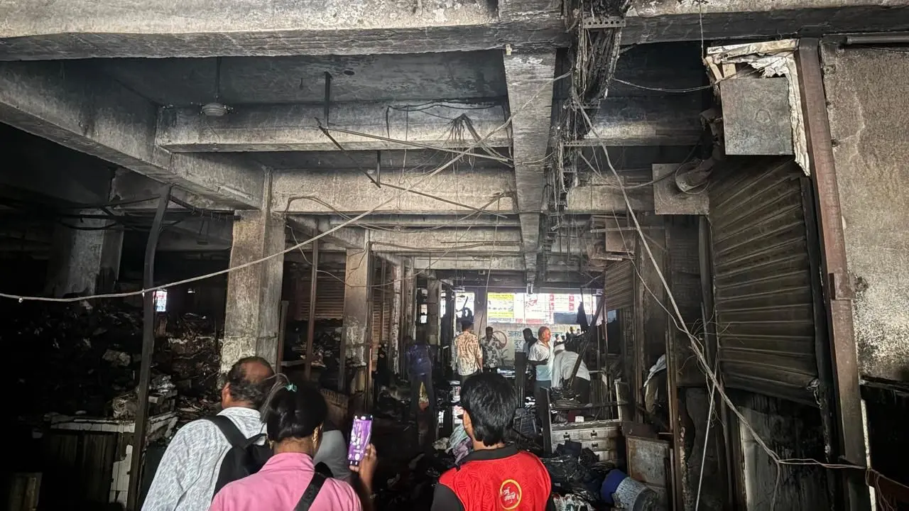 A massive fire erupted at Thane’s two-storey Gaondevi market building around 3.30 am on Thursday, quickly engulfing large sections of the busy marketplace. (Pic/ Anushree Gaikwad) A massive fire erupted at Thane’s two-storey Gaondevi market building around 3.30 am on Thursday, quickly engulfing large sections of the busy marketplace. (Pic/ Anushree Gaikwad)