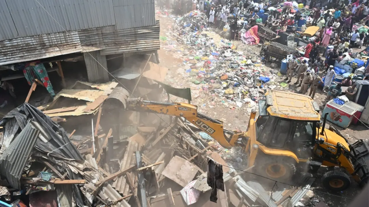 Residents watched as bulldozers moved through the narrow lanes and demolishing houses and leaving several without shelter. Pics/Sameer Abedi