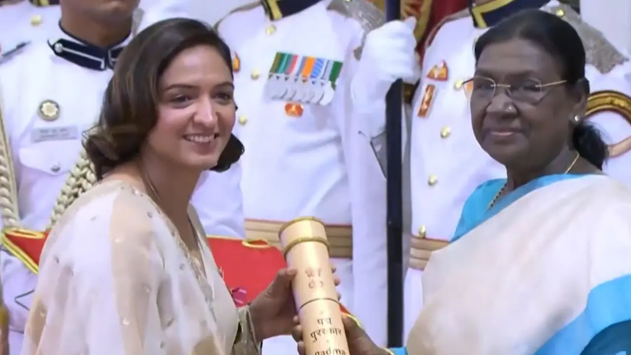 Team India skipper Harmanpreet Kaur conferred Padma Shri after historic World Cup triumph Harmanpreet Kaur, Droupadi Murmu (Pic: X/@mipaltan)