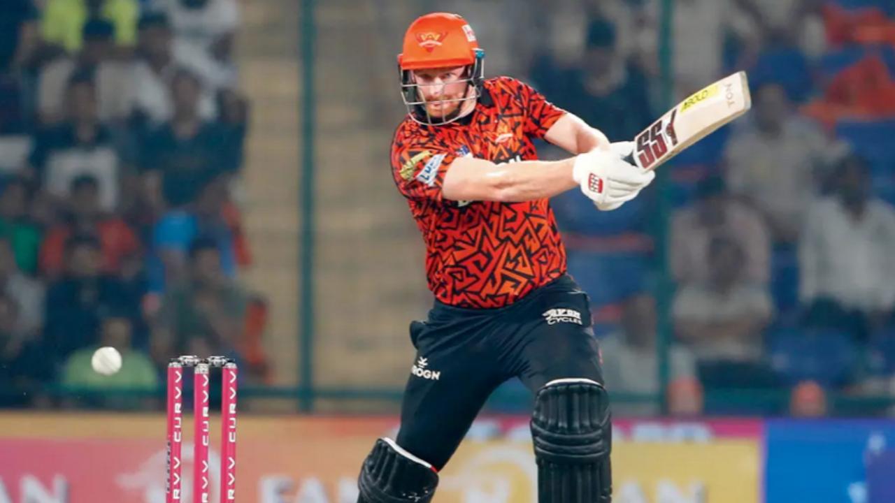 Later, Heinrich Klaasen and Nitish Kumar Reddy delivered stunning knocks. Facing 43 balls, Klassen smashed 69 runs, including three boundaries and four maximums. On the other hand, Nitish registered an unbeaten 29 runs in 13 balls, with the help of two boundaries and two maximums. With this, the Sunrisers posted a total of 235 runs for the loss of four wickets in 20 overs against the Kings (Pic: File Pic)