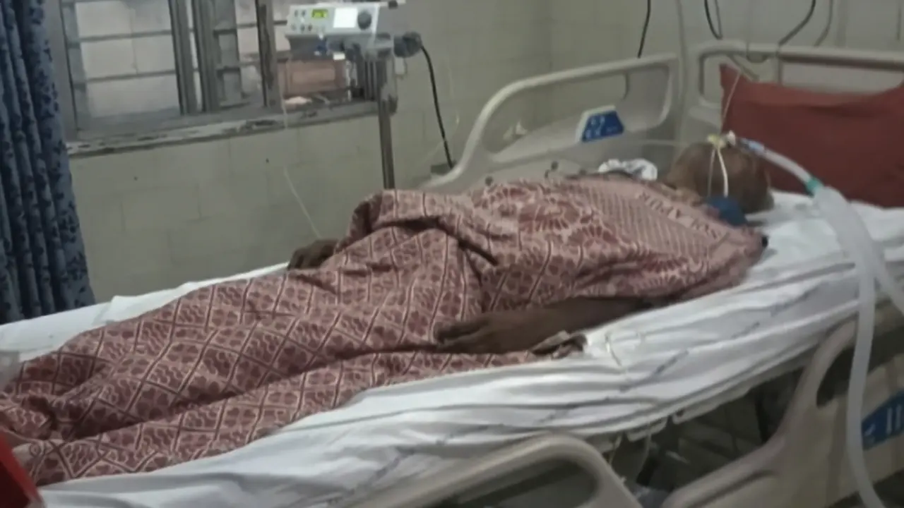 Hooch horror kills at least 10 in Pune A patient undergoes treatment after allegedly consuming methanol-laced liquor. Pics/By Special arrangement