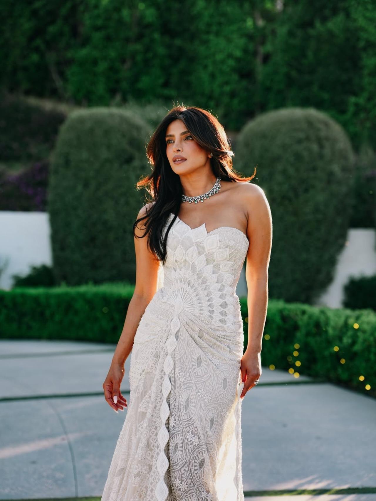 For the jewellery, Priyanka wore a Serpenti Aeterna necklace by Bvlgari that featured a single 200-carat rough diamond cut into seven flawless D-colored pear-shaped diamond drops.