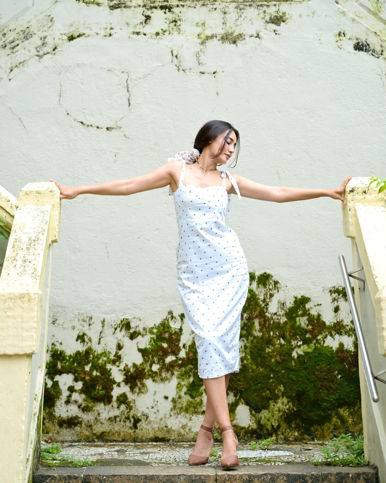 Surbhi keeps it simple yet chic in this girl-next-door look featuring a white polka-dot midi bodycon dress, that is both elegant yet comfy and easygoing. Surbhi keeps it simple yet chic in this girl-next-door look featuring a white polka-dot midi bodycon dress, that is both elegant yet comfy and easygoing.