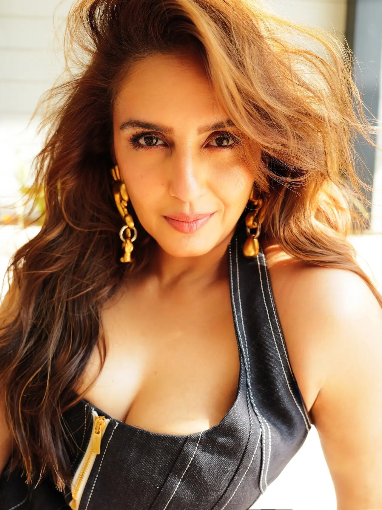 Her minimal glam makeup with a dewy, glass skin finish looked great in the sun, creating a natural glow.
