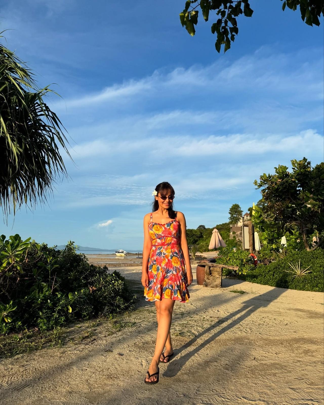 Surbhi brings in the tropical vibes in this floral printed A-line dress. She tops it with a flower in her hair, because, why not?! Surbhi brings in the tropical vibes in this floral printed A-line dress. She tops it with a flower in her hair, because, why not?!