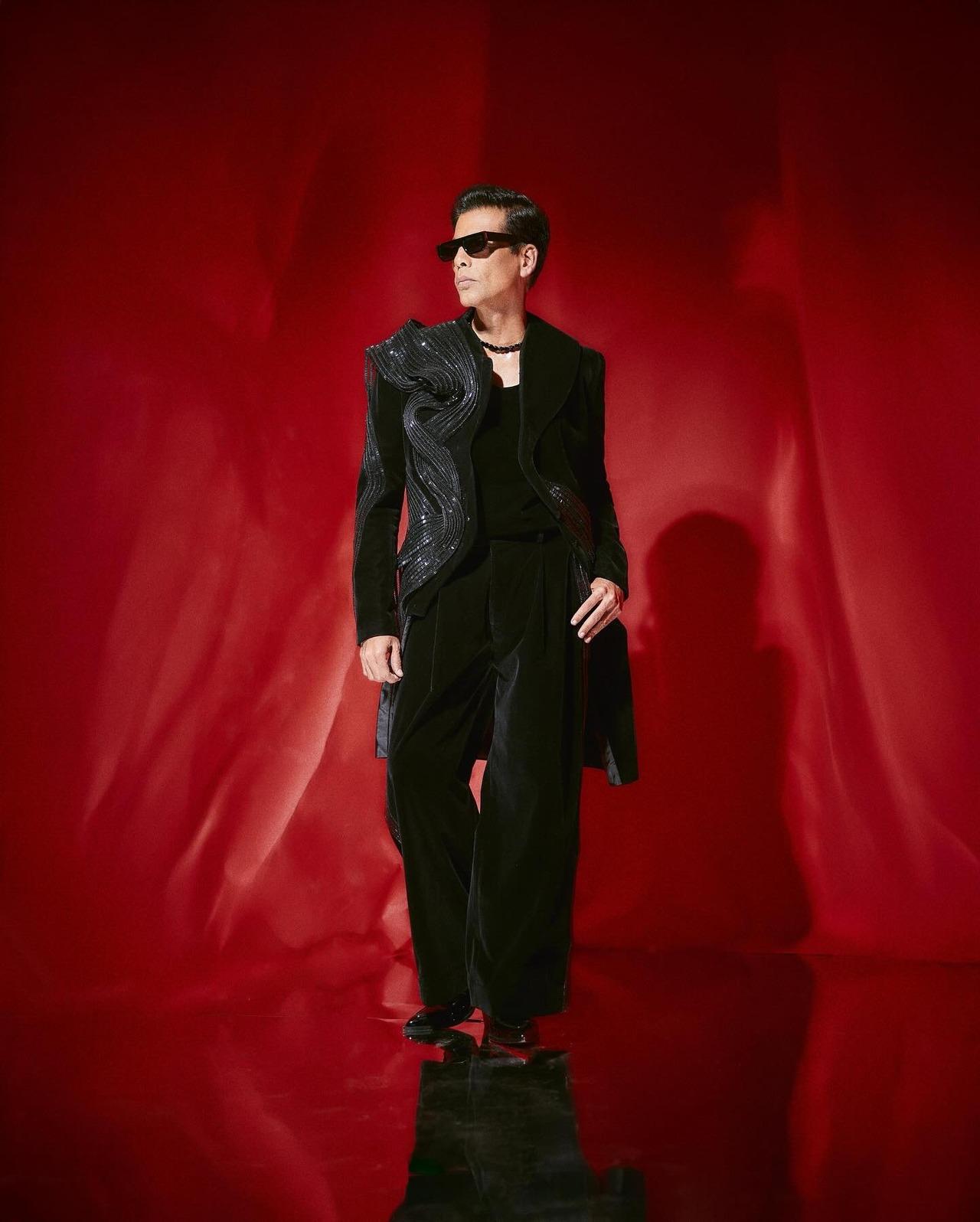 Who said flowing silhouettes are only for women? Karan aces this black velvet tuxedo jacket adorned with intricate, hand-embroidered crystal vein waves with architectural embroidery and glass bead detailing that creates a textured, flowing silhouette on one side.