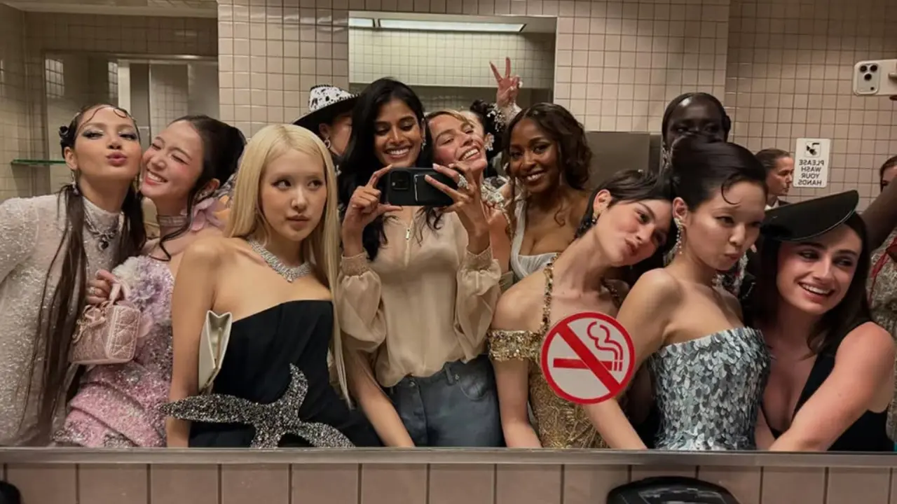 The Met Gala&rsquo;s long-running &ldquo;bathroom selfie&rdquo; tradition found itself back in the spotlight after Bhavitha Mandava shared a lively mirror photo from inside the venue, featuring a mix of Hollywood and K-pop stars. Surrounding her are Margot Robbie, Ayo Edebiri, Awar Odhiang and all four members of BLACKPINK &mdash; Lisa, Jisoo, Rose and Jennie.