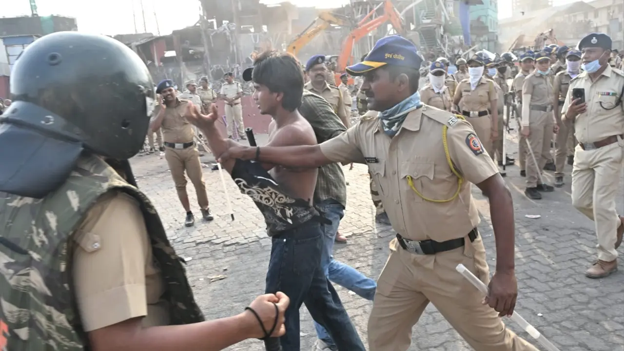 According to sources, some people allegedly attempted to reach close to the demolition site while protesting against the ongoing civic action According to sources, some people allegedly attempted to reach close to the demolition site while protesting against the ongoing civic action