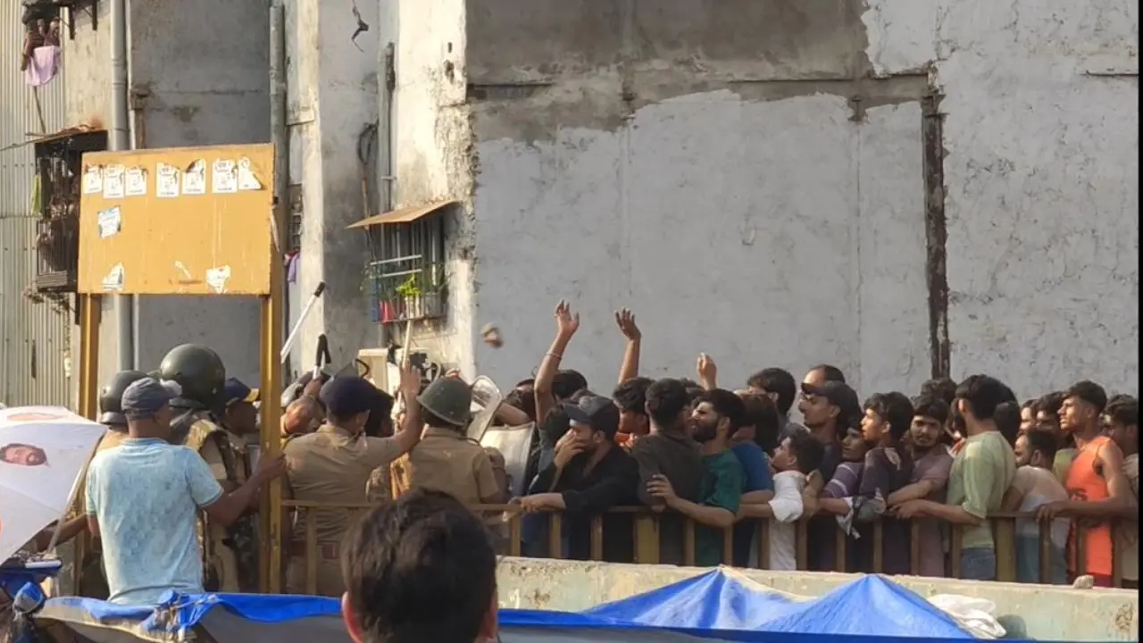 The anti-encroachment drive is part of Western Railway’s ongoing operation to clear railway land near Bandra station following court directions The anti-encroachment drive is part of Western Railway’s ongoing operation to clear railway land near Bandra station following court directions