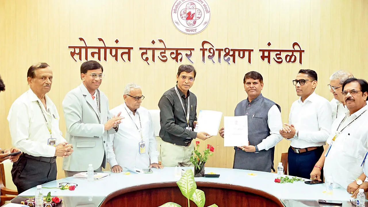 Mumbai University to open distance education centre in Palghar MU officials sign MoU with Palghar college; Dr Shivaji Sargar, director, CDOE (in grey jacket). Pic/By Special Arrangement