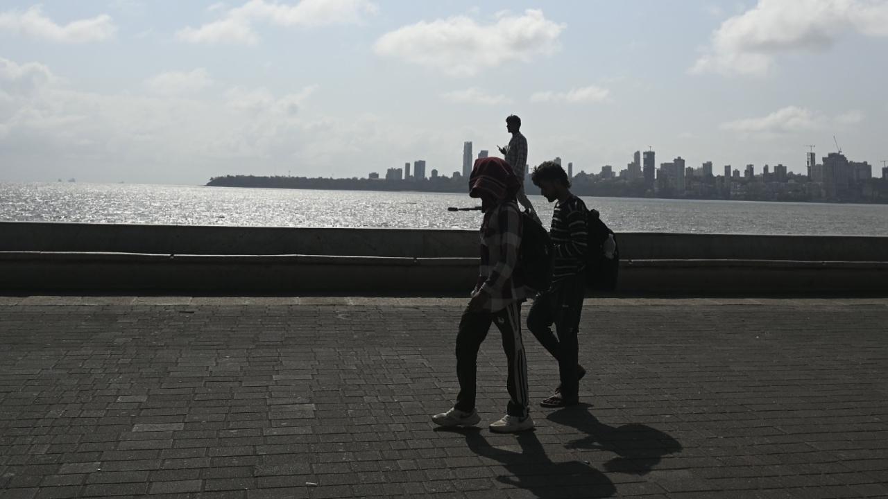Minimum temperatures in the city on Monday morning were recorded at 28.4 degrees Celsius in Colaba and 29.4 degrees Celsius in Santacruz, indicating humid and uncomfortable night conditions Minimum temperatures in the city on Monday morning were recorded at 28.4 degrees Celsius in Colaba and 29.4 degrees Celsius in Santacruz, indicating humid and uncomfortable night conditions