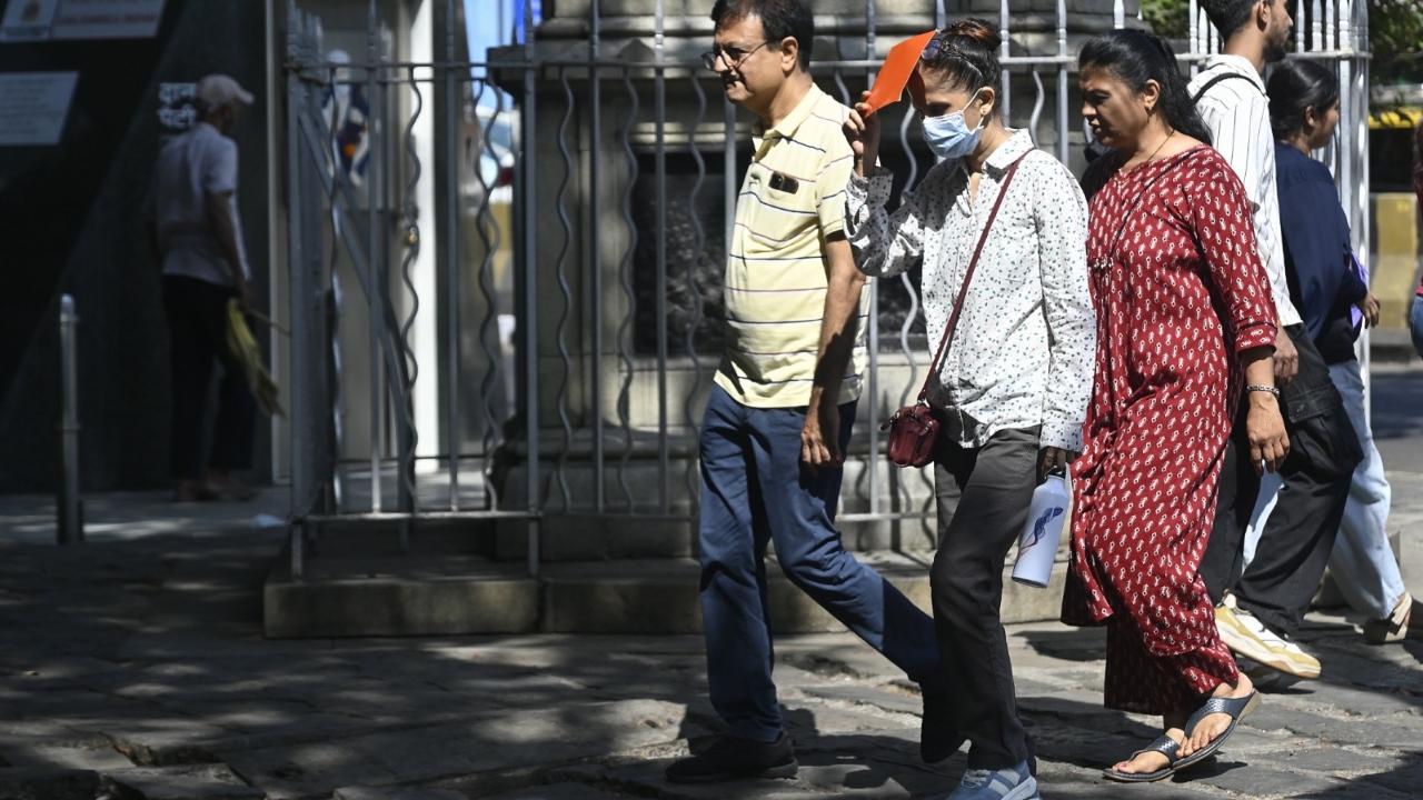 The Colaba observatory recorded a maximum temperature of 35.4 degrees Celsius, and Santacruz recorded 34.8 degrees Celsius on Monday morning The Colaba observatory recorded a maximum temperature of 35.4 degrees Celsius, and Santacruz recorded 34.8 degrees Celsius on Monday morning