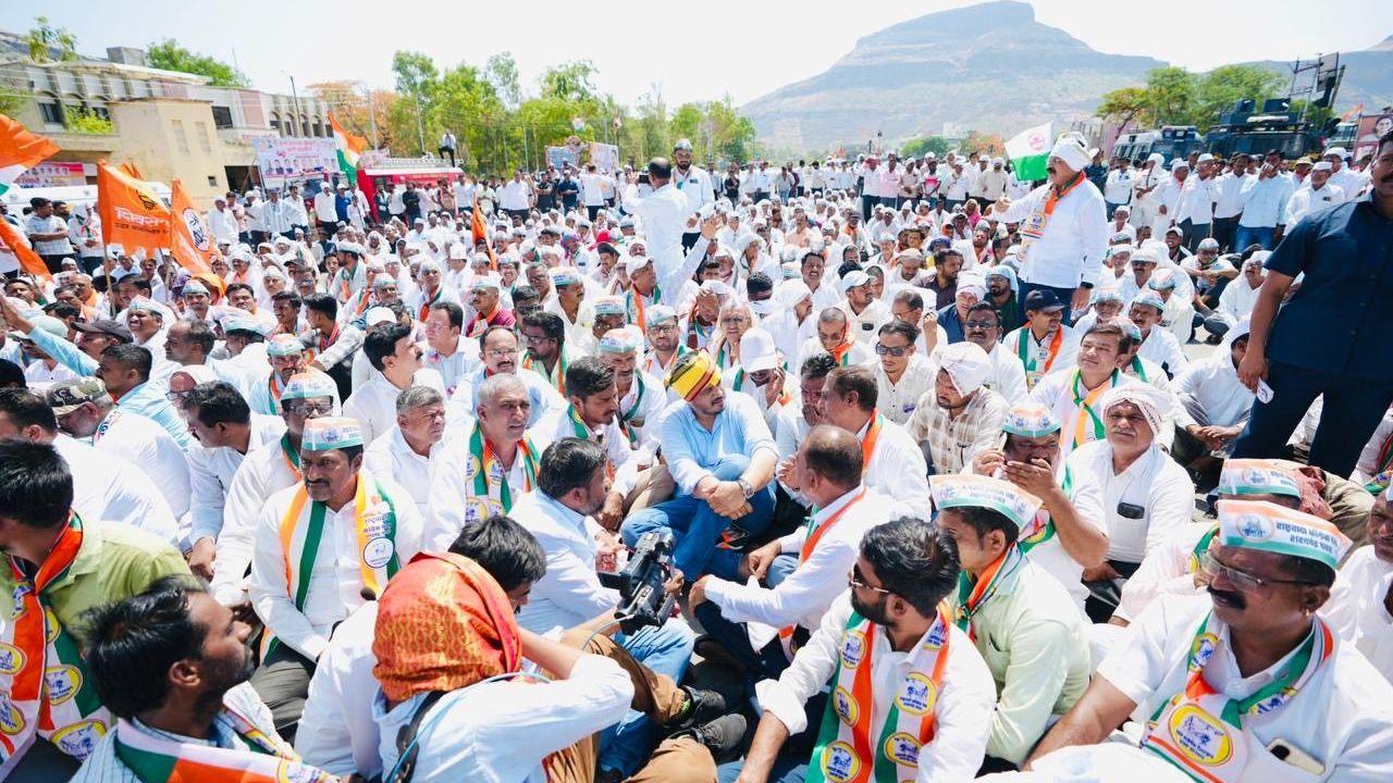 Opposition leaders Rohit Pawar, Harshwardhan Sapkal and Ambadas Danve led the farmers’ protest in Chandvad, Nashik, demanding immediate government intervention Opposition leaders Rohit Pawar, Harshwardhan Sapkal and Ambadas Danve led the farmers’ protest in Chandvad, Nashik, demanding immediate government intervention