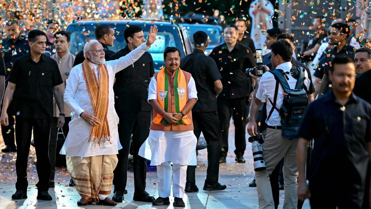 PM Modi wore a white panjabi (kurta) paired with a tussar silk dhoti featuring a red border, an attire commonly associated with Bengali tradition. Pics/PTI