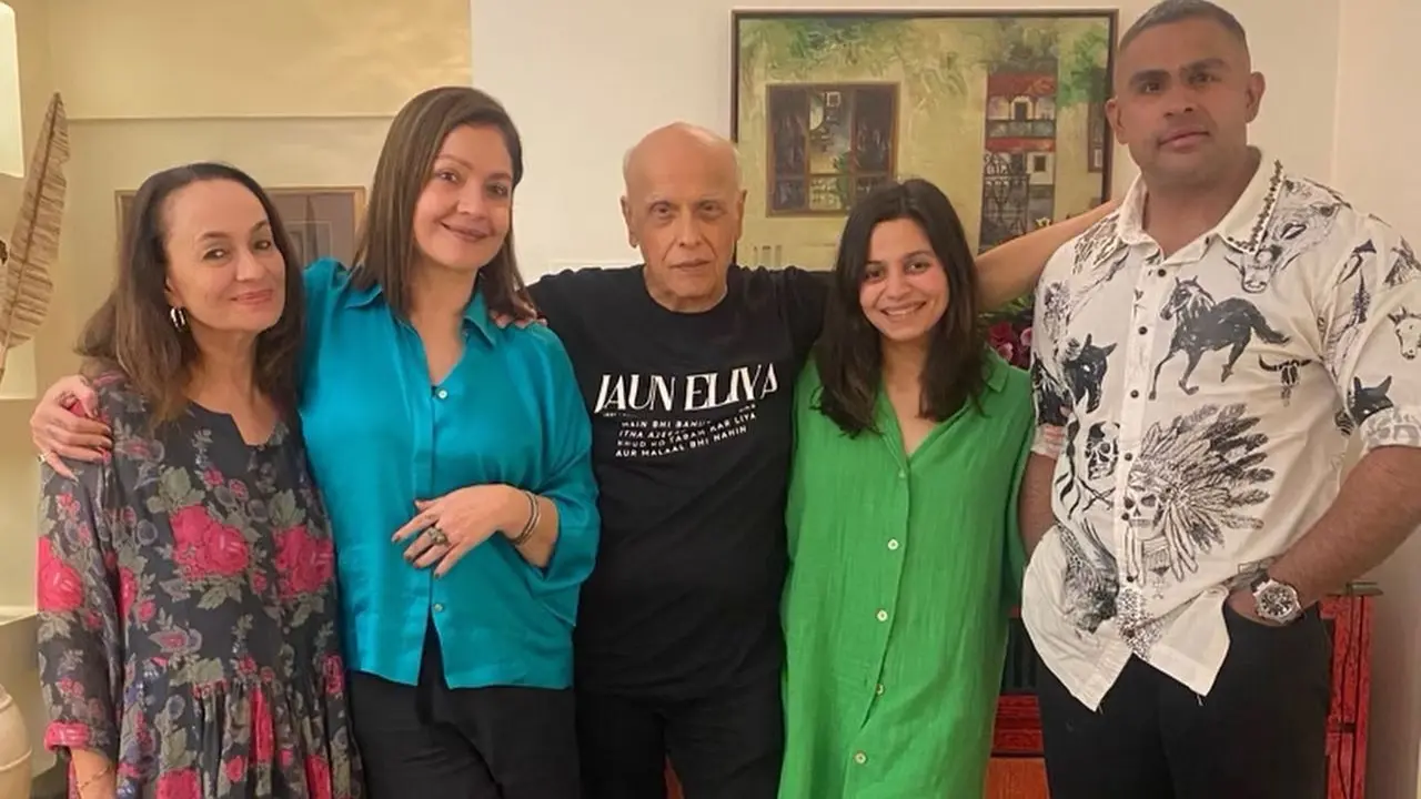 Pooja Bhatt with family (Pic/Instagram)