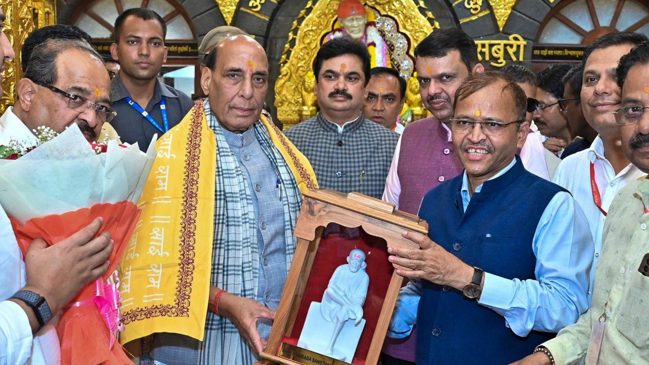 Union Defence Minister Rajnath Singh was felicitated by Shri Sai Baba Sansthan Chief Executive Officer Goraksha Gadilkar during his visit to the Sai Baba Temple in Shirdi Union Defence Minister Rajnath Singh was felicitated by Shri Sai Baba Sansthan Chief Executive Officer Goraksha Gadilkar during his visit to the Sai Baba Temple in Shirdi