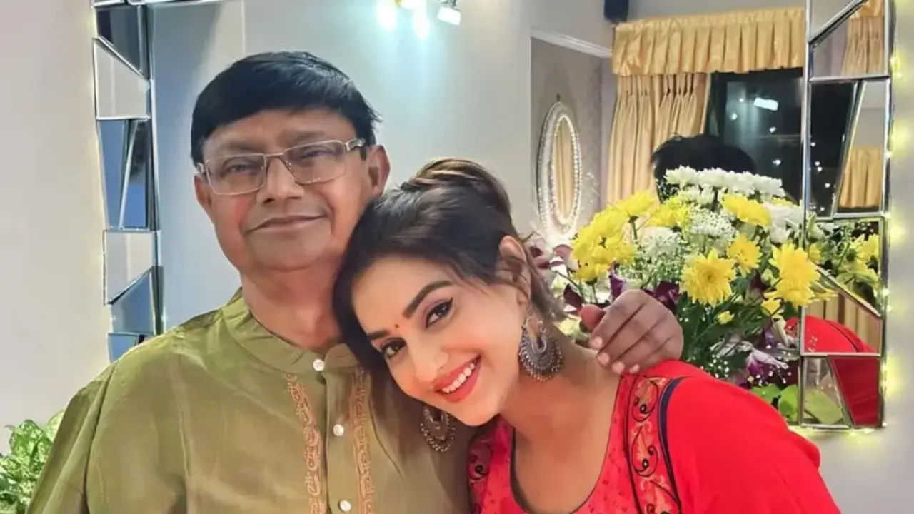 Rati Pandey and her father (Pic via Instagram)