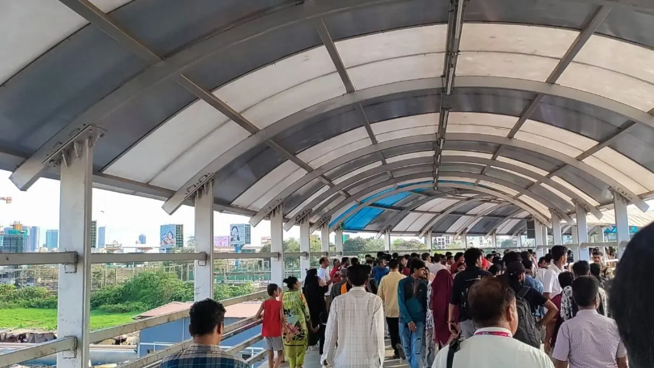 Chaotic situation around Bandar station amid demolition drive in Garib Nagar (Pic/Nascimento Pinto)