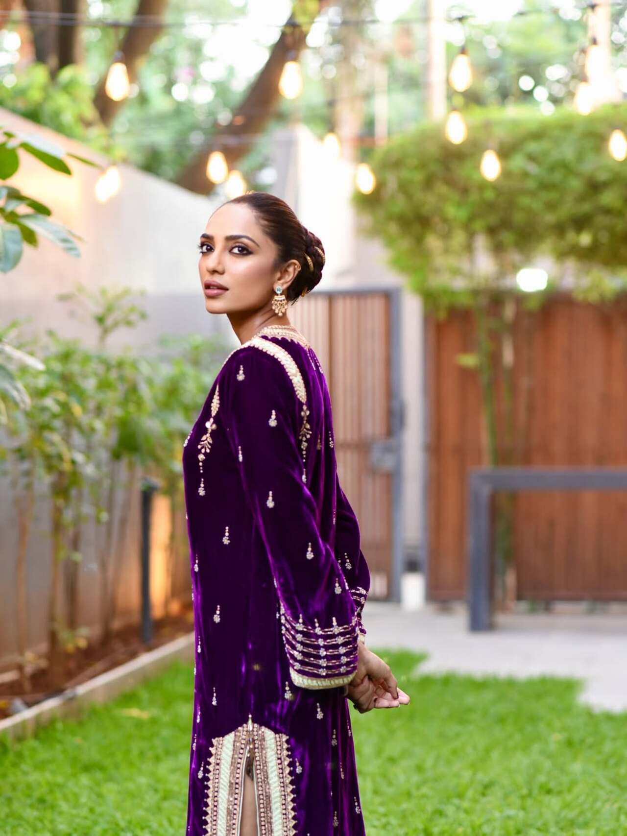 Keeping it simple yet stunning, Sobhita keeps it elegant with her velvet purple kurta adding those details of pearl hangings all over the outfit