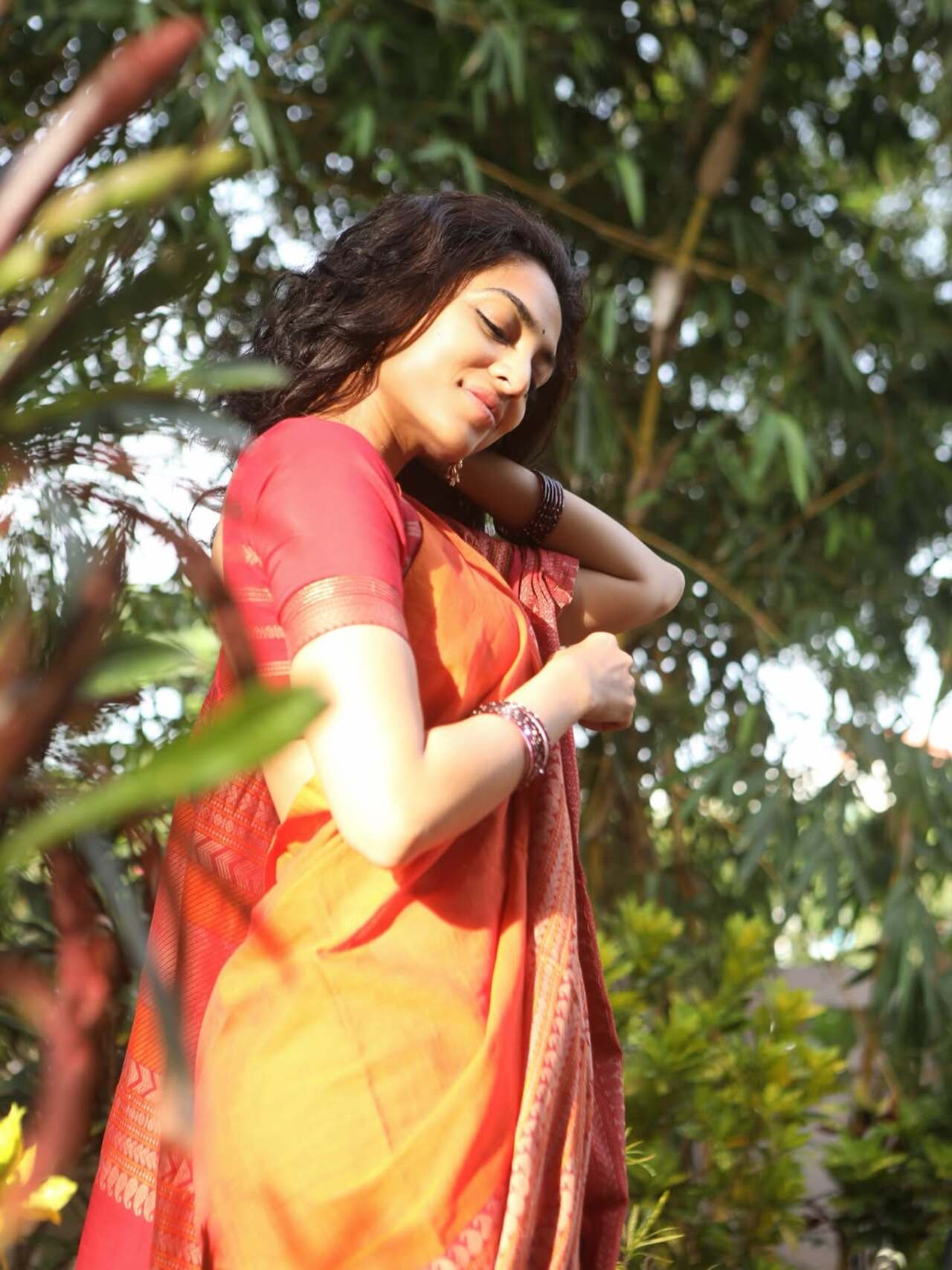 All things simple, Sobhita keeps the saree look all simple and stunning. A colour combination that can never go wrong