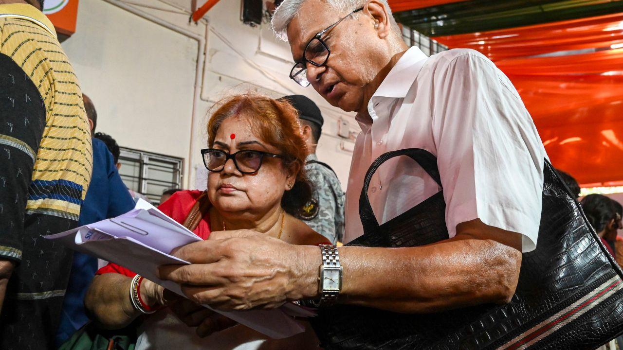 Job aspirants carried files, and elderly citizens clutched bundles of papers, while representatives from teaching associations, nurses, women police jobseekers and others, hoping years of unanswered appeals would finally find a hearing, were present Job aspirants carried files, and elderly citizens clutched bundles of papers, while representatives from teaching associations, nurses, women police jobseekers and others, hoping years of unanswered appeals would finally find a hearing, were present