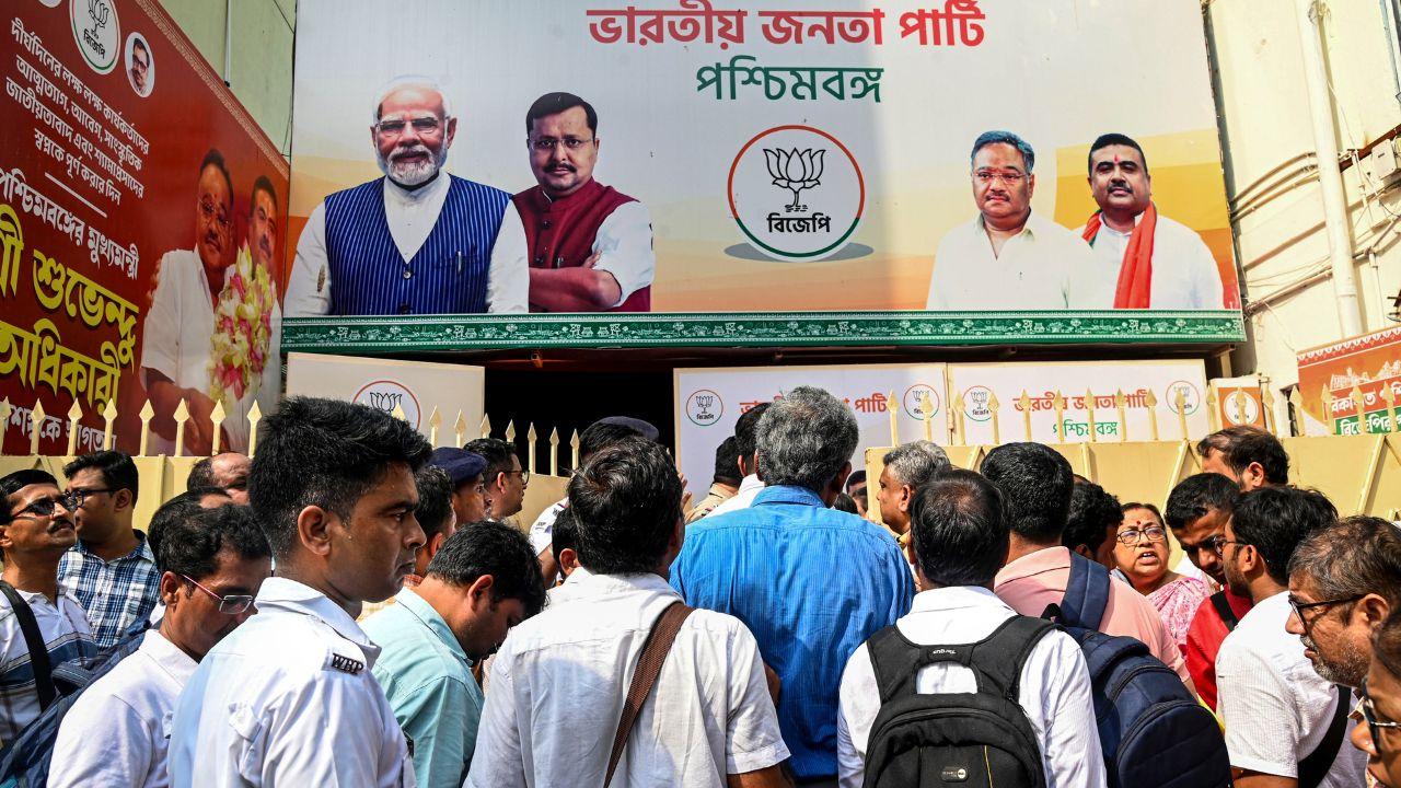  Hundreds of people thronged the BJP state office in Salt Lake , turning the narrow lanes around the building into a waiting lounge
Hundreds of people thronged the BJP state office in Salt Lake , turning the narrow lanes around the building into a waiting lounge
