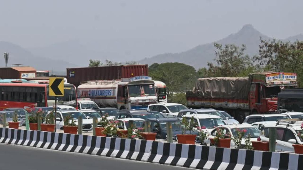 Motorists stated that there was slow-moving traffic was particularly observed in the ghat section between Khopoli and Lonavala