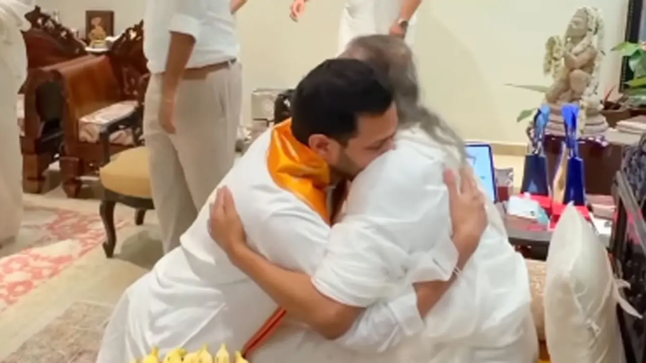 Vikrant Massey gets emotional meeting Sri Sri Ravi Shankar ahead of film White Picture Courtesy/ Gurudev Sri Sri Ravi Shankar's Instagram account