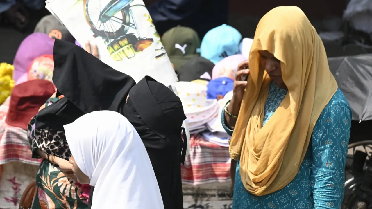 Hot weather to continue in Mumbai, Thane and Palghar; IMD issues yellow alert Mumbai and parts of Maharashtra has been reeling in hot weather conditions. Representational Pic/File