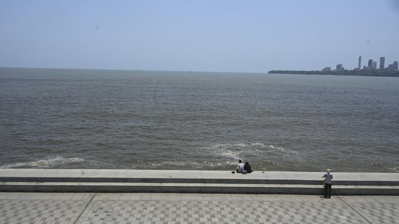 The combination of heat and high humidity reduced visitor numbers at popular seaside locations including Marine Drive and Chowpatty. Pics/Ashish Raje