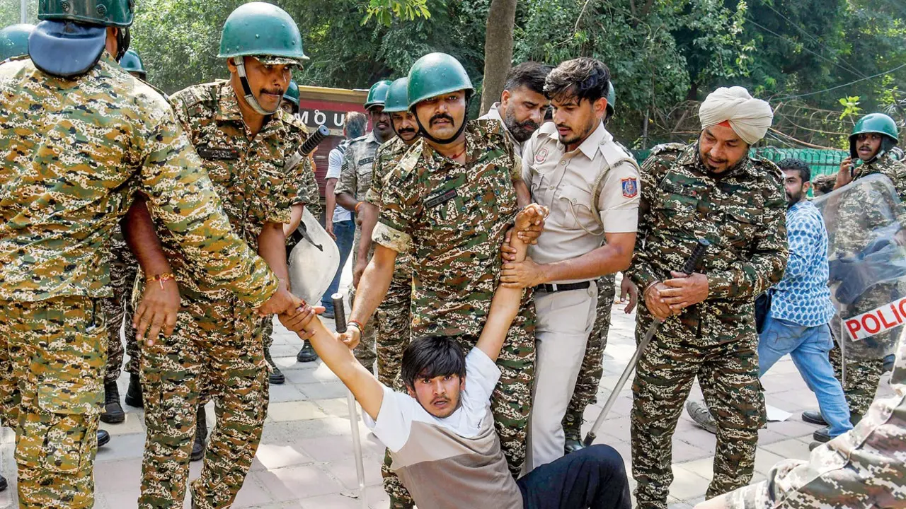 Delhi Police detain 7,000 amid protest against alleged voter roll irregularities Protestors went to great lengths to reach Jantar Mantar; some of them spent two hours on a scooty or walked from Nizamuddin. Pics/PTI