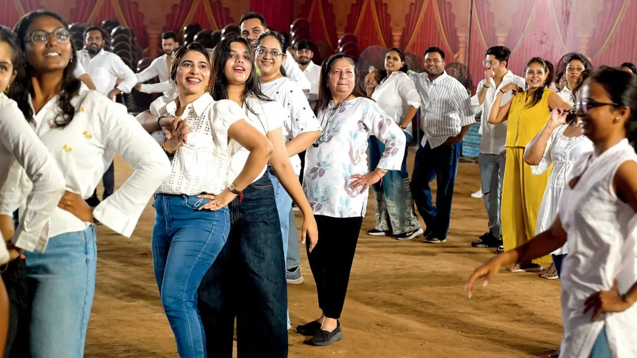 Garba instructor Harsh Doshi hosts participants through his Garba-Tri event in Charni Road. Pics/Ashish Raje