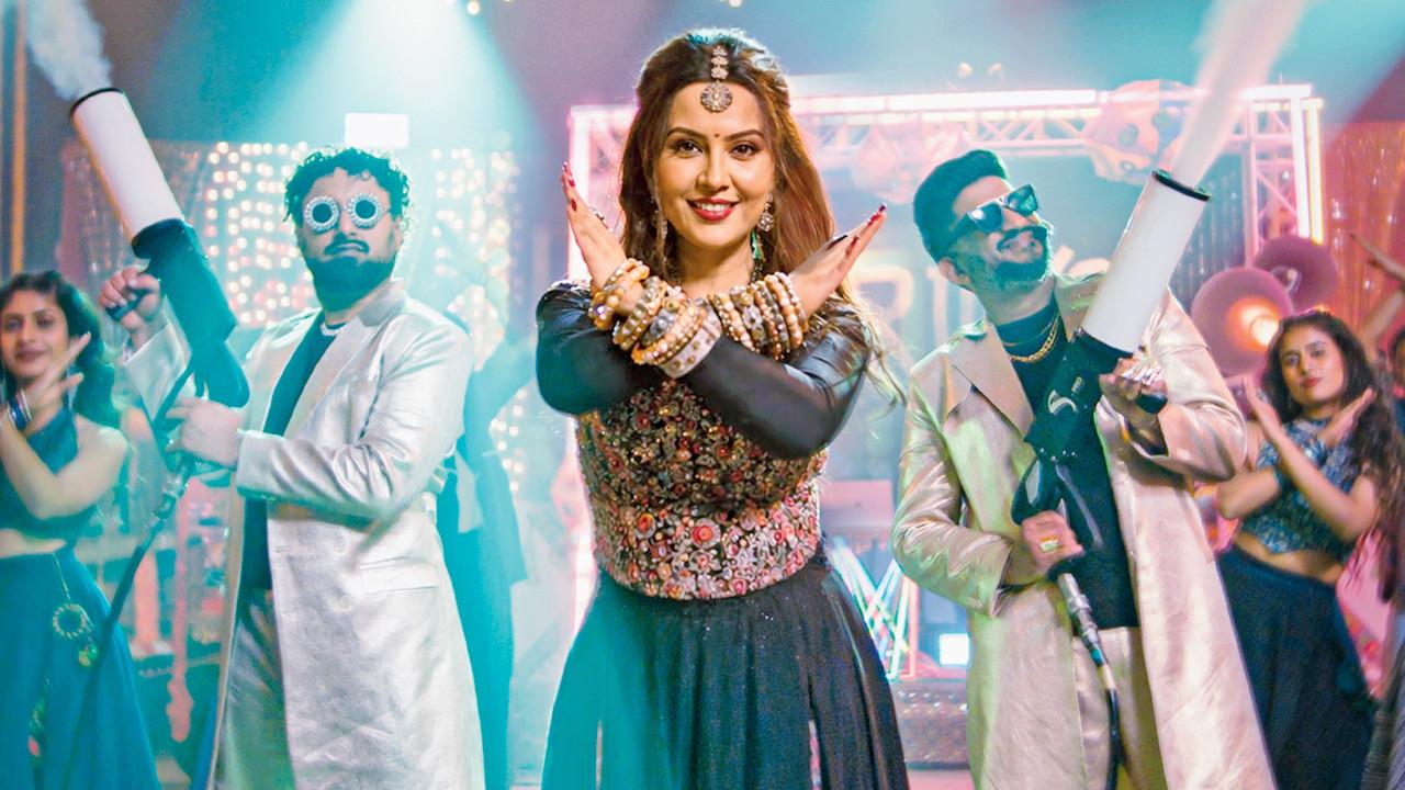 Mumbai: Amruta Fadnavis makes Gujarati singing debut with Navratri garba track ‘Don’t Stop Maari Mahisagar’ Amruta Fadnavis executes garba dance moves for the music video of Don’t Stop Maari Mahisagar. Pics/By Special Arrangement